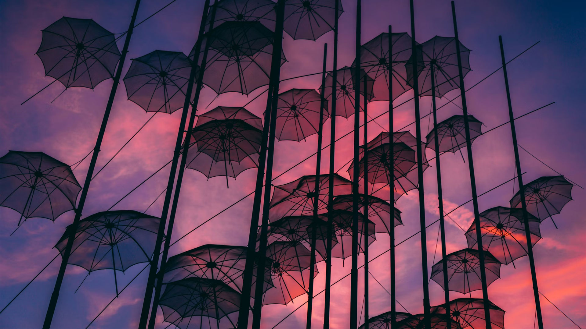 View of Thessaloniki with the Umbrellas sculpture — image for Lancom Data Center Thessaloniki, symbolizing connectivity and innovation.